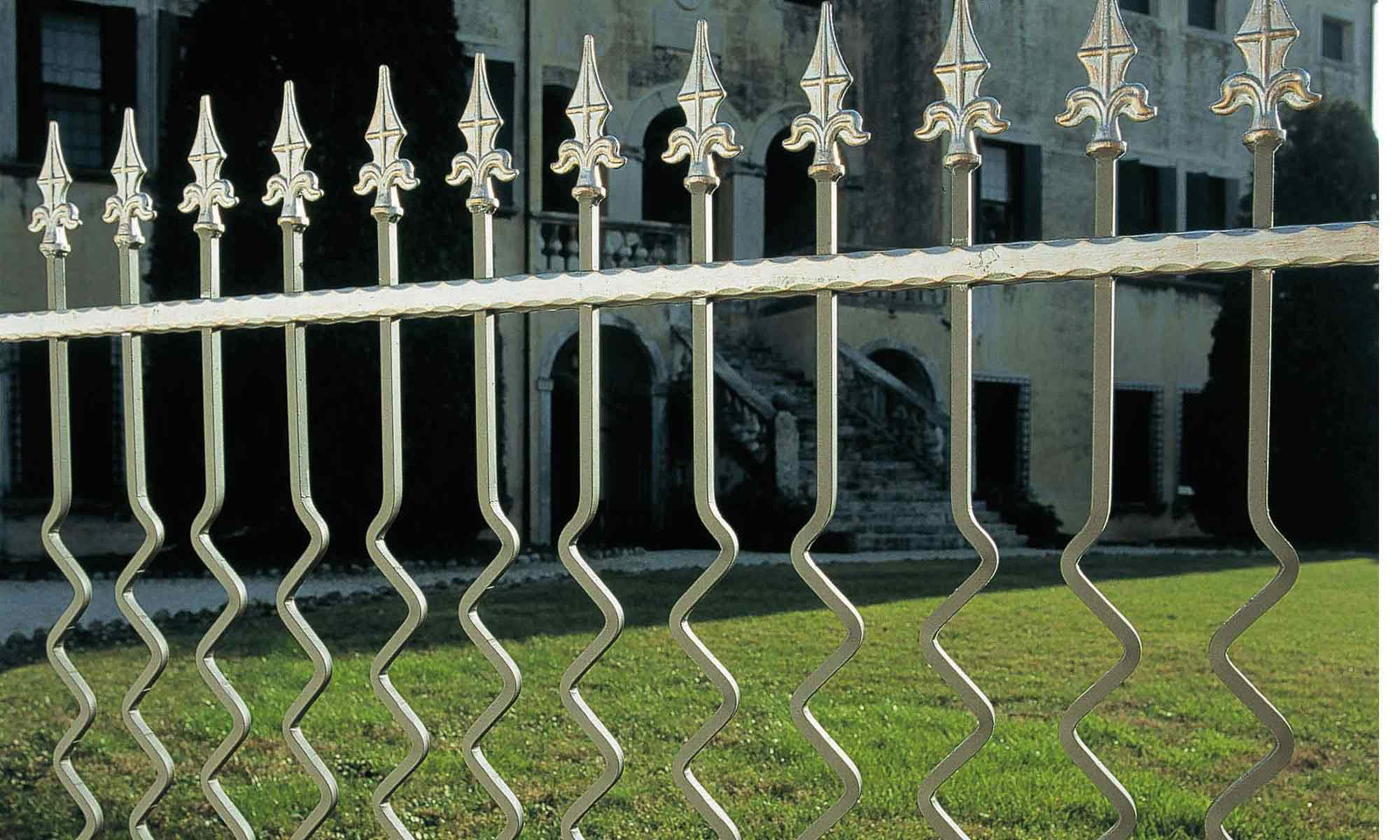 Rail Head - Rail Head - Winged Kite - Cast Iron - Round Base