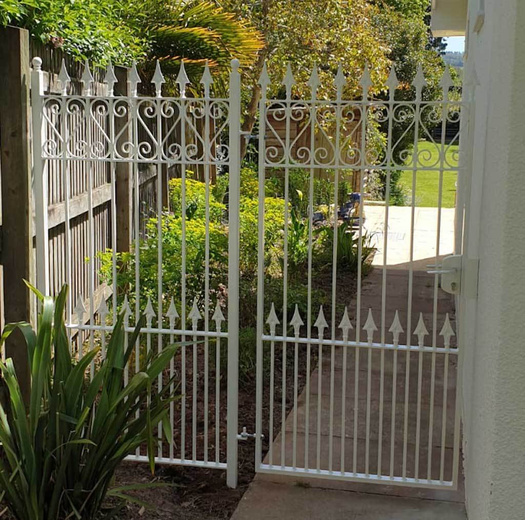 Canterbury - Style 16C - Wrought Iron Swan Decorative Railing